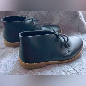 Children’s Place Boys size 6 low boot.